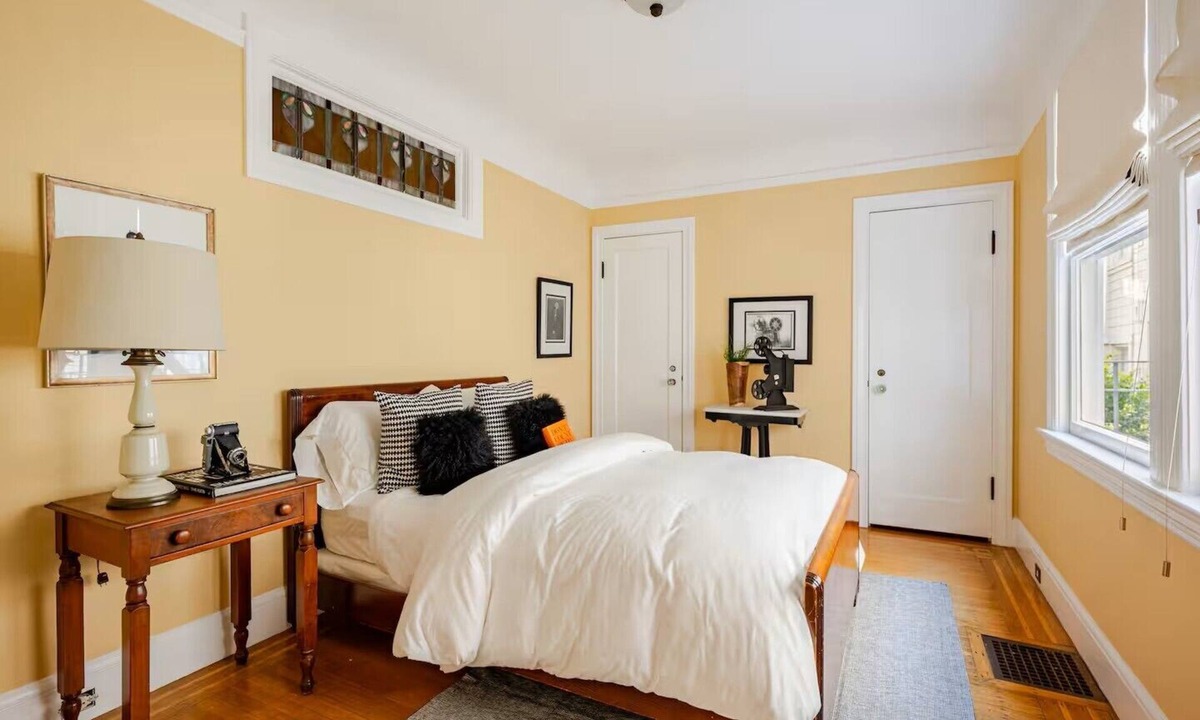 Nob Hill Cabin | The Hollywood Suite, atop of Nob Hill
