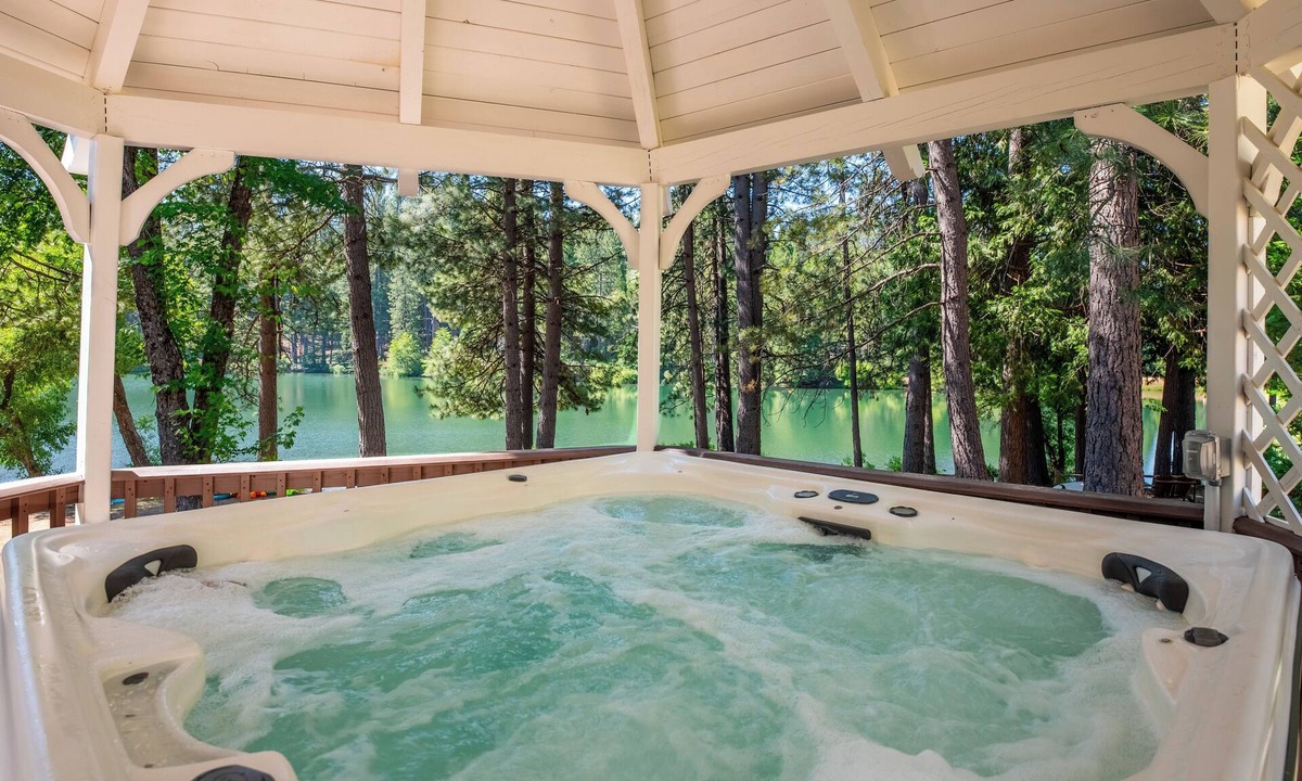 Glencoe Cabin | The Lake House - Beachfront w/Hot tub available!