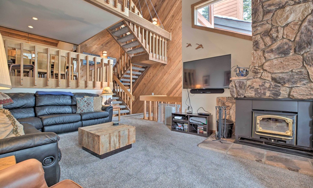 Mammoth Lakes House | The Mammoth Lodge by Hiking, Lakes, Skiing & More!