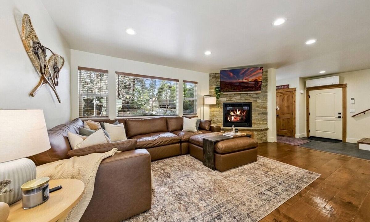 Tahoe Village House | The “Pine Tree Cabin”. Hot Tub, 4Br, 2 Ba, A/C, Near beaches, casinos, skiing