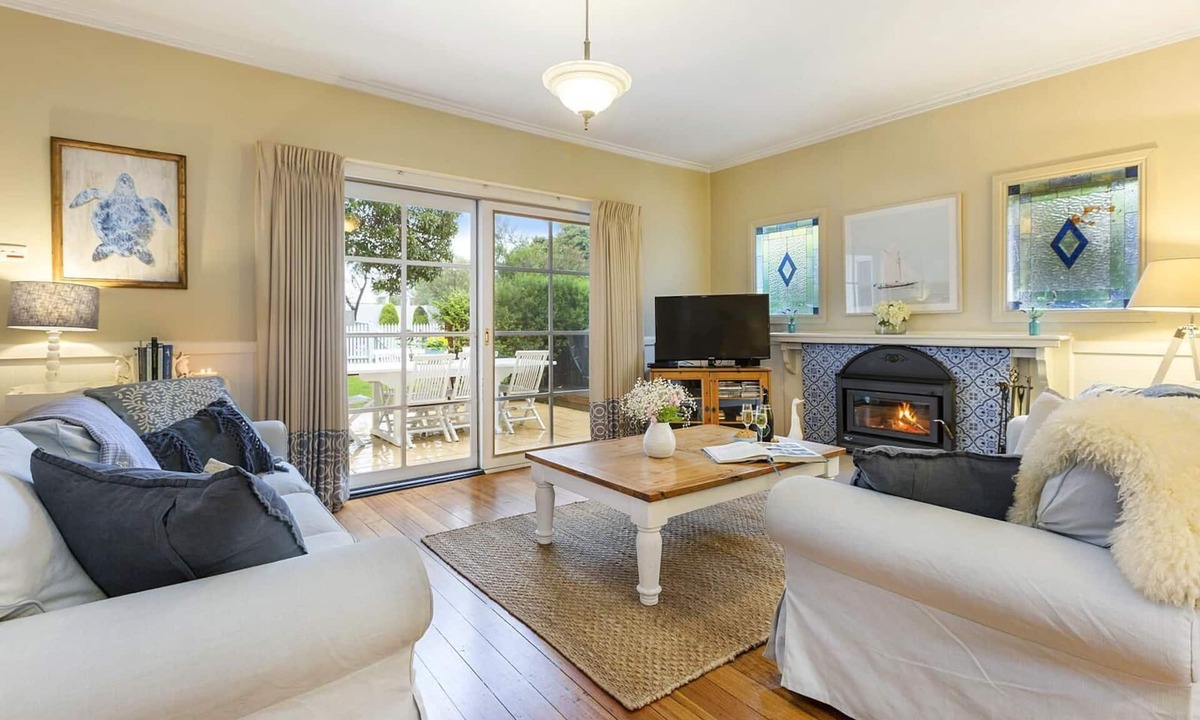 Rye Cottage | The Shearwater Deck - 250m from the bay beach - BEACHSIDE SPA COTTAGE