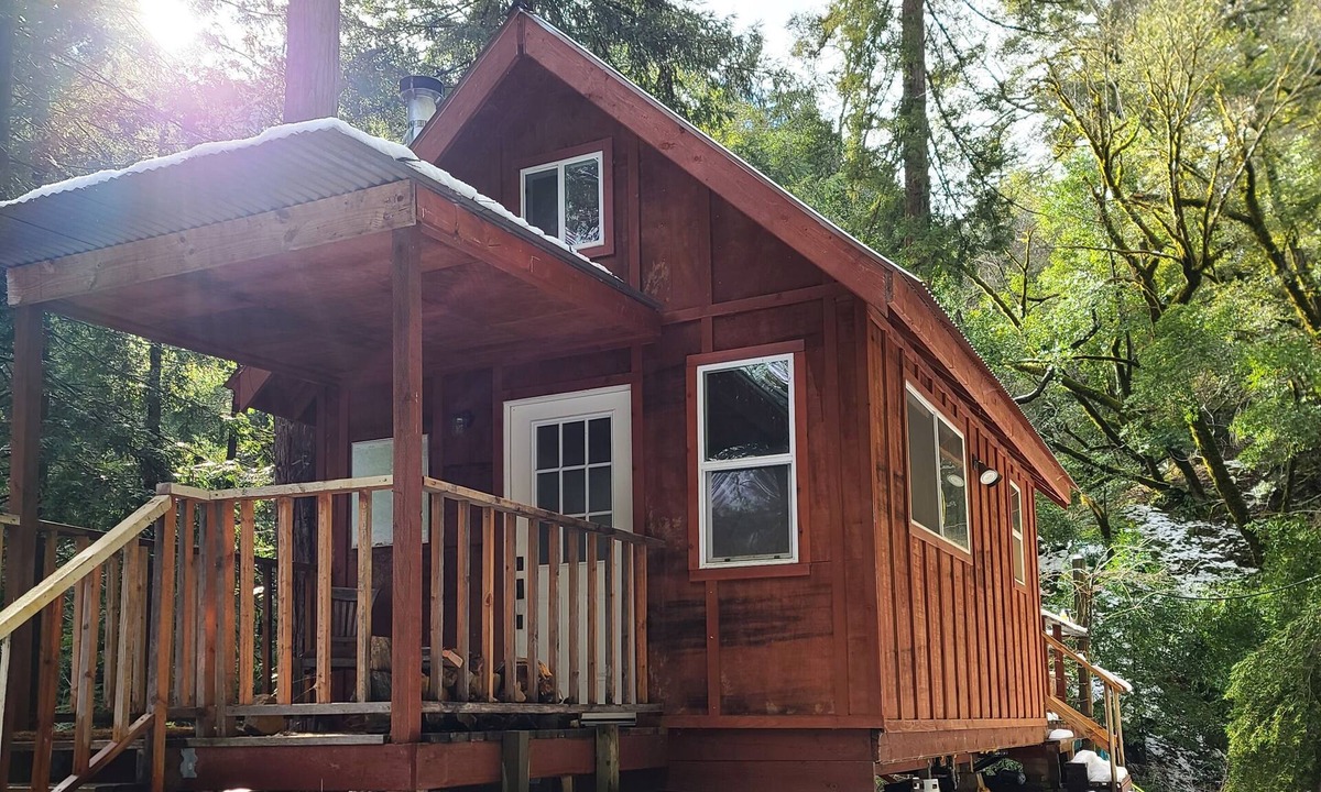 Cloverdale Cabin | "The Treehouse" Cabin on 275 acres with Private Hiking Trails, Wineries nearby.