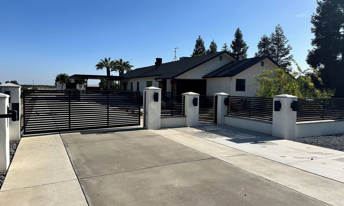 Visalia House | THE WESTINN, private pool and spa “Modern Oasis" in the country.