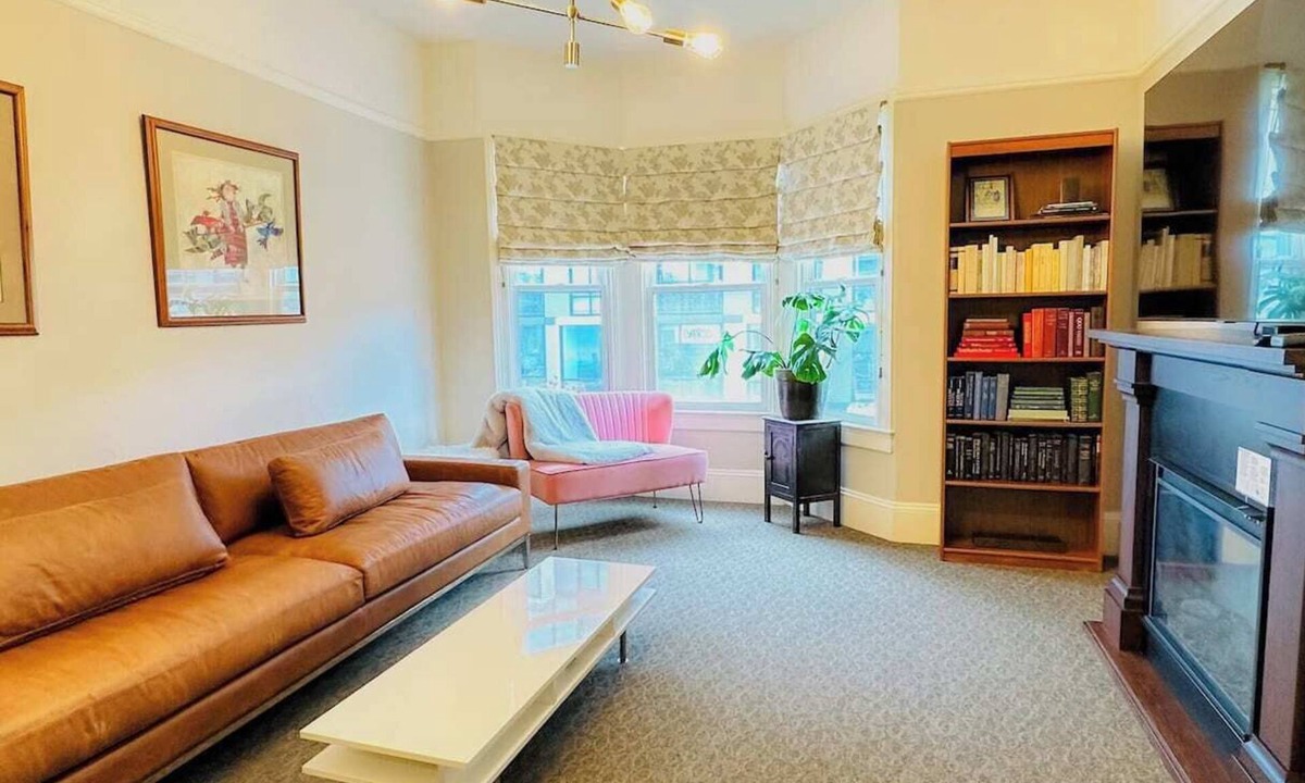 Duboce Triangle Apartment | This other is a 5 bedroom(s), 2 bathrooms, located in San Francisco, CA.