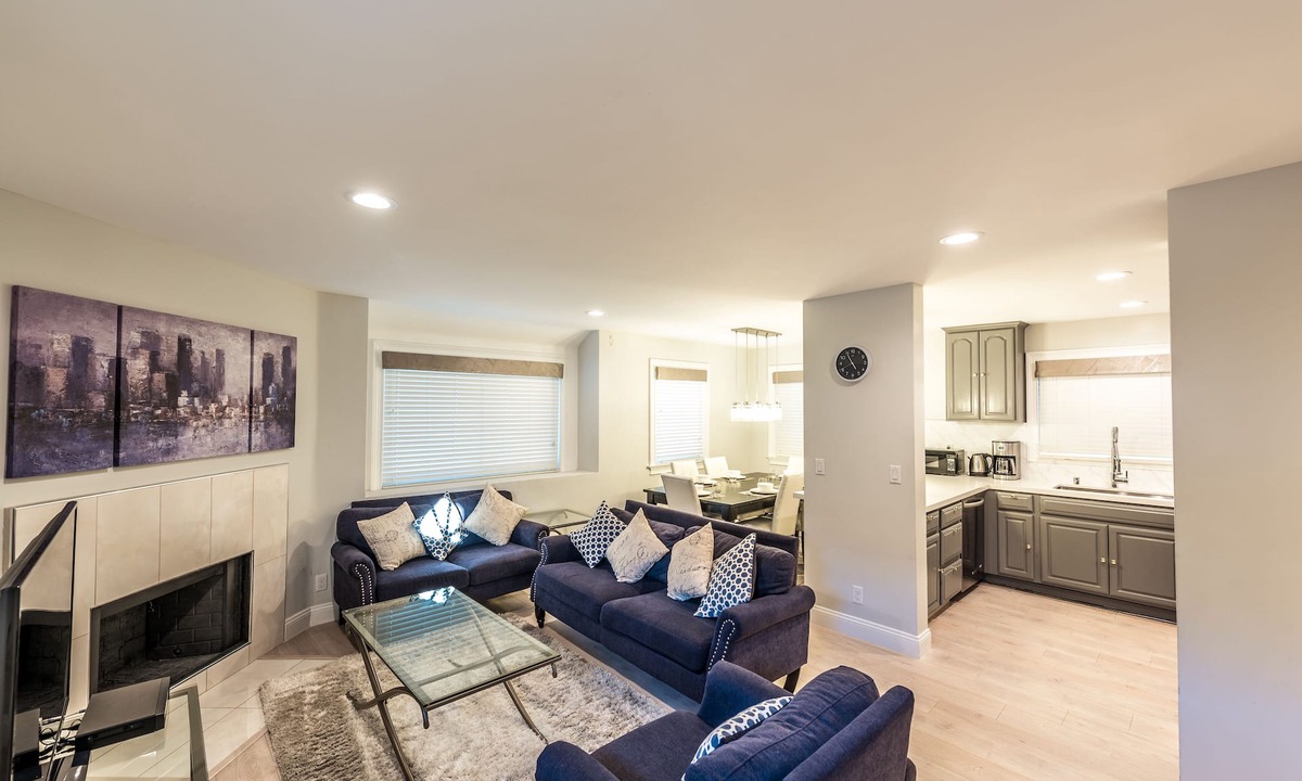 West Newport Condo | Three-bedroom apartment with three bathrooms by the beach