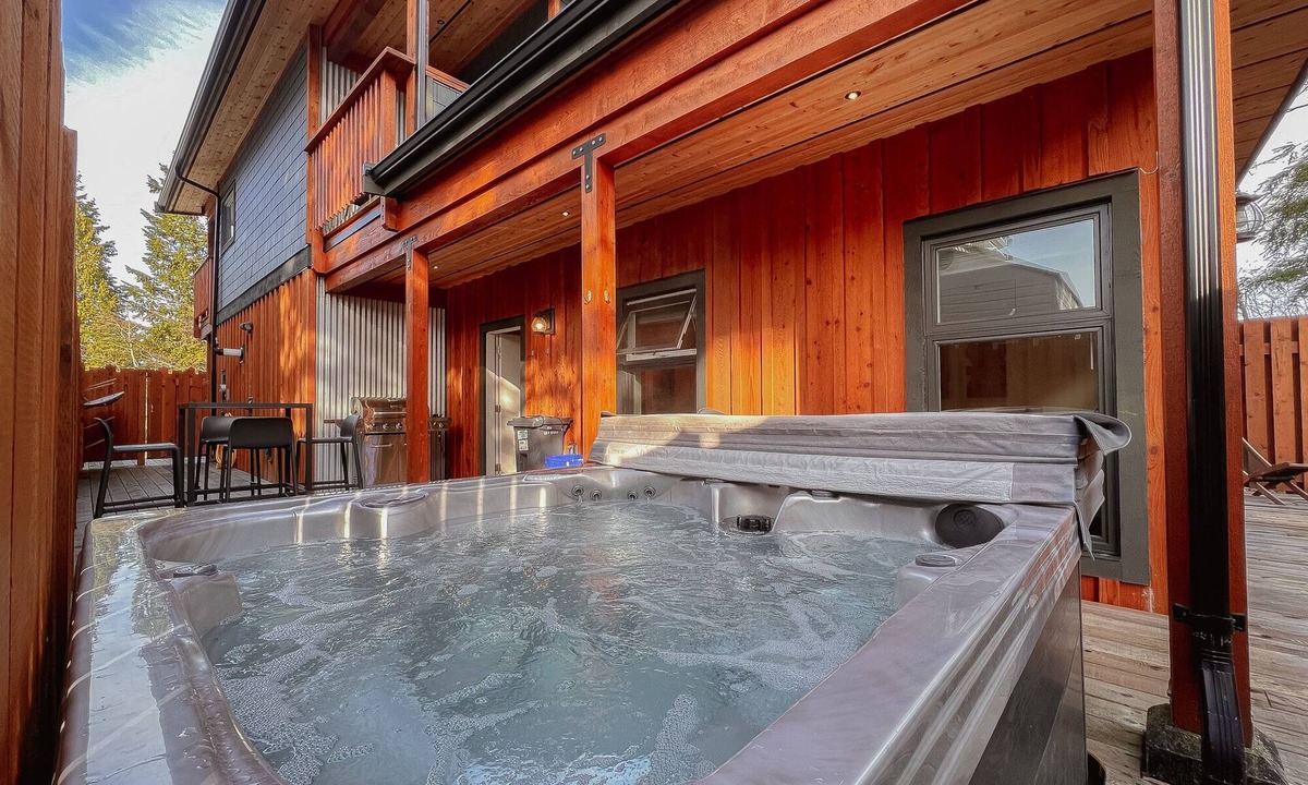 Tofino House | Tofino Escape-Hot Tub, in Town , Marina, Pet, BBQ