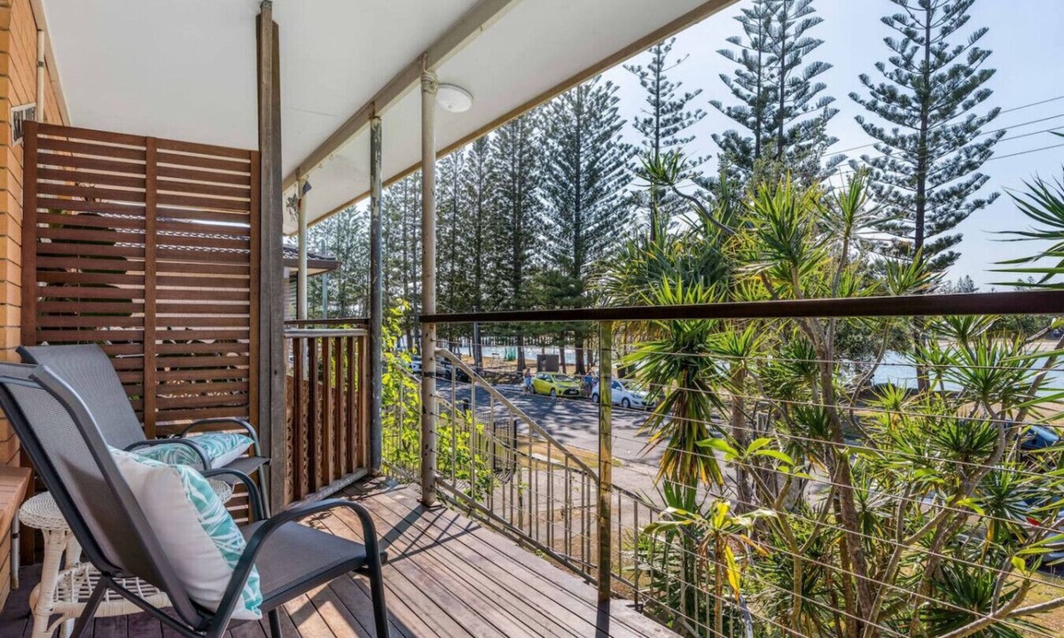 Burleigh Heads Apartment | Tony's Getaway in Koala Park + Amazing Beach Views