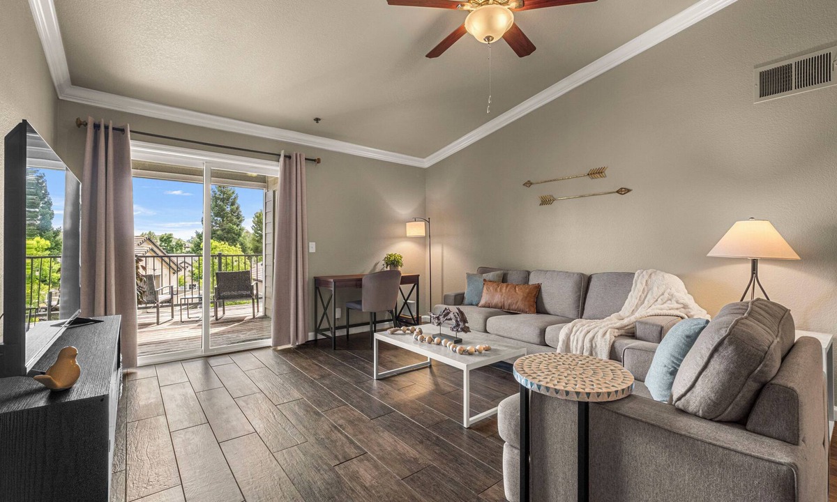 Folsom Apartment | Top Floor KING 2bd/2ba, Walk to Downtown & Trails + EV Charger, Relaxing Suite
