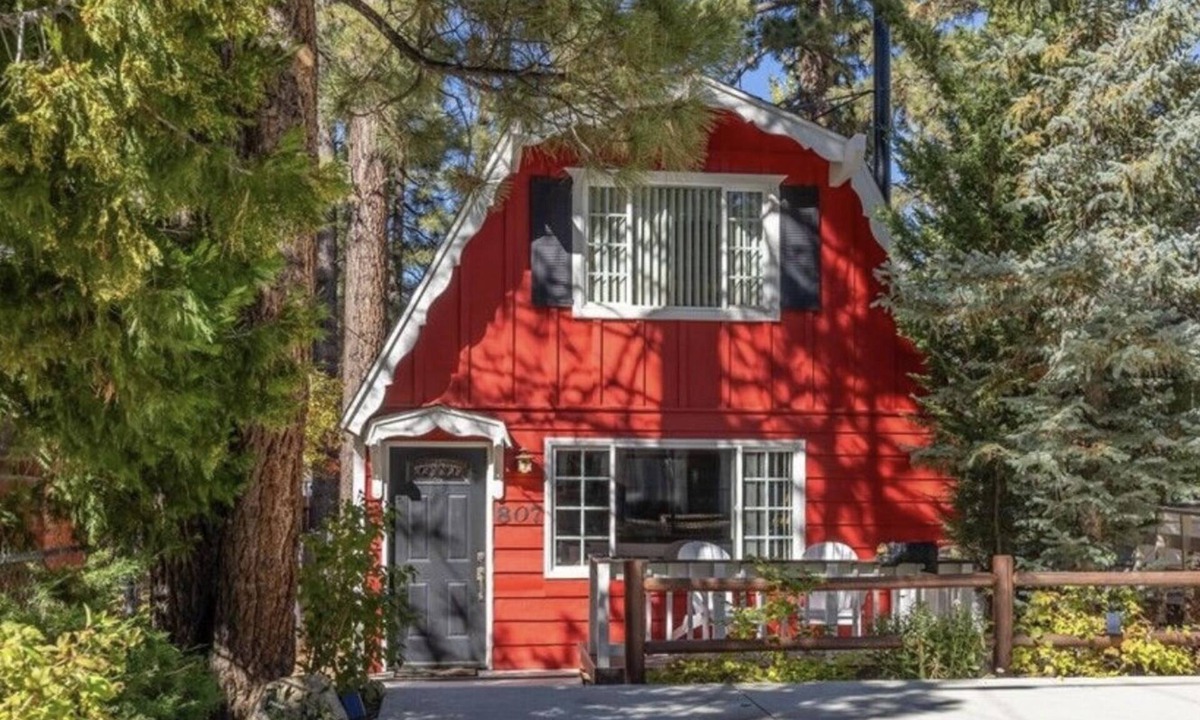 Big Bear City Cabin | Top Rated Cabin Fenced Backyard with AC