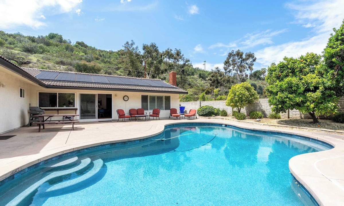 College West House | Tranquil Oasis: 4-Bedroom Retreat with Pool