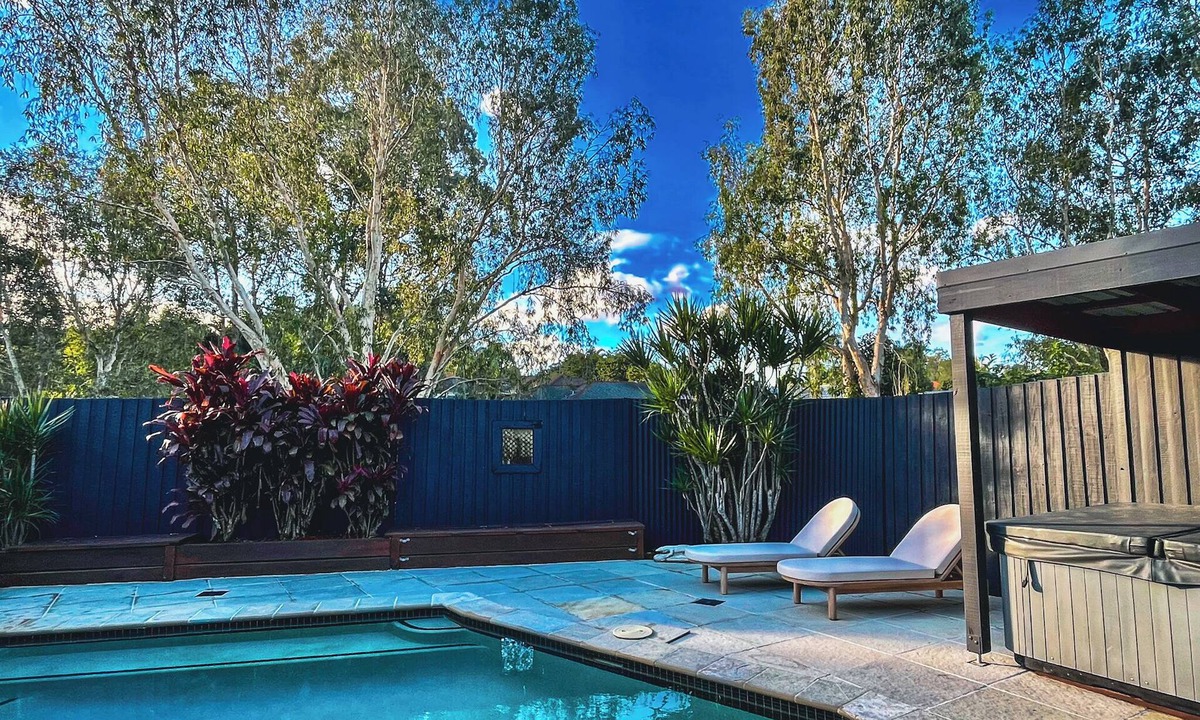 Mudgeeraba House | Tropical retreat with pool, Mineral spa & games room!