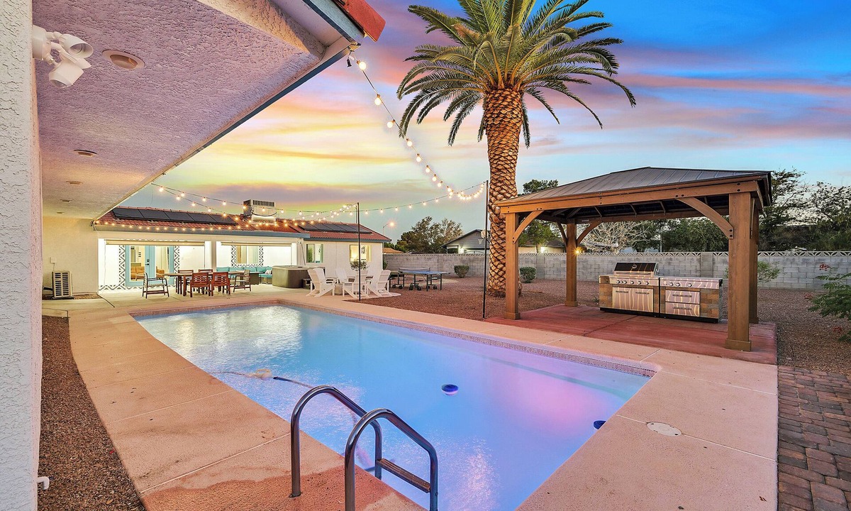 North Las Vegas Villa | Tropicana Desert-5 Bdm x 3 Bth 6 Kng Beds, Free Spa Heat