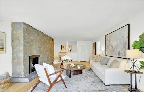 Beverly Hills Apartment | Two Bedroom Residence with Resort Style Amenities