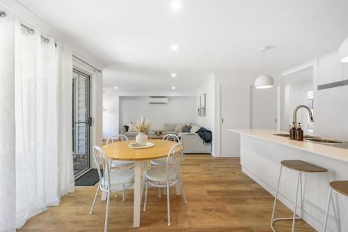 Newtown House | Two Queen BR - Modern & Moments from the city!
