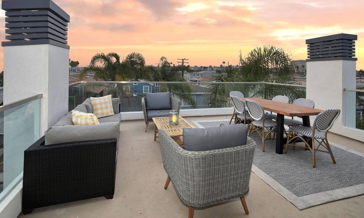 West Newport House | Ultimate Getaway: Oceanview 6BD/6BA Sleeps 16 4 Parking 2 Rooftop Decks!