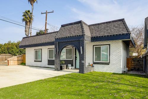 Tulare House | Under 1 Mi to Med Center! Stylish Home in Tulare
