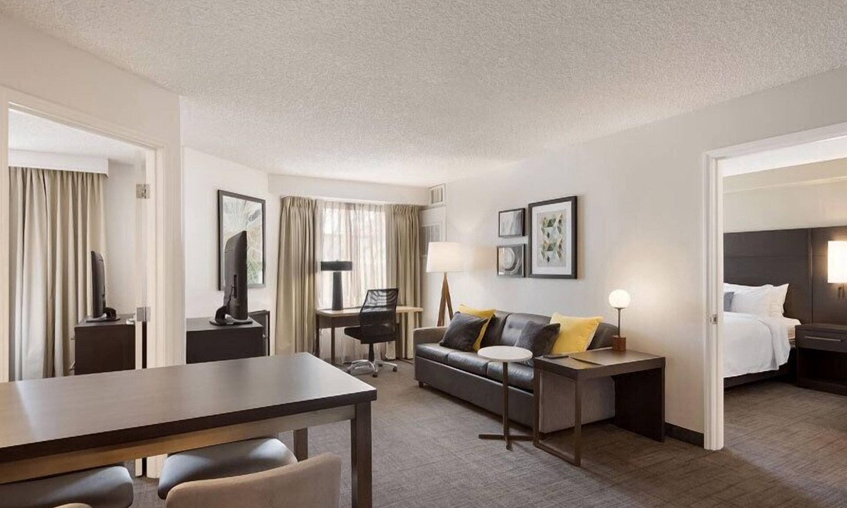 Reno/Tahoe Airport Hotel | Unwind in these 2 Pet-friendly Units w/Full Kitchens, Pool, Sports Court