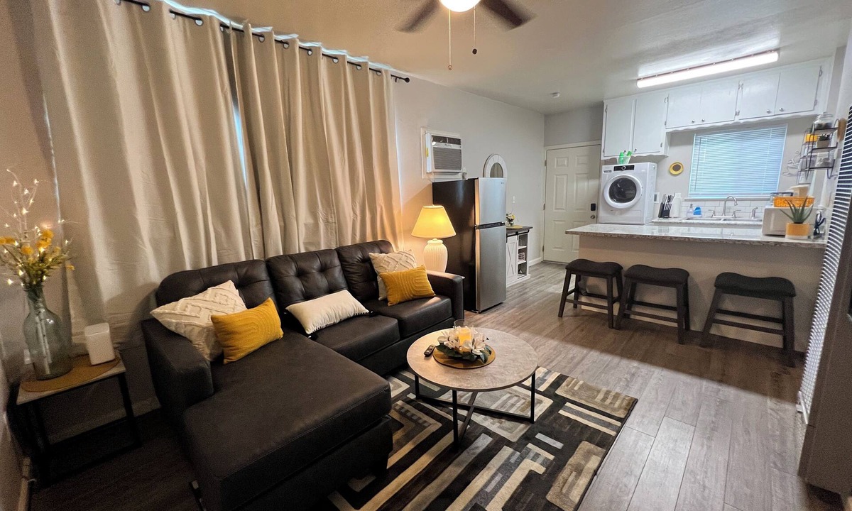 Hanford House | Updated 1 bedroom near shopping and restaurants