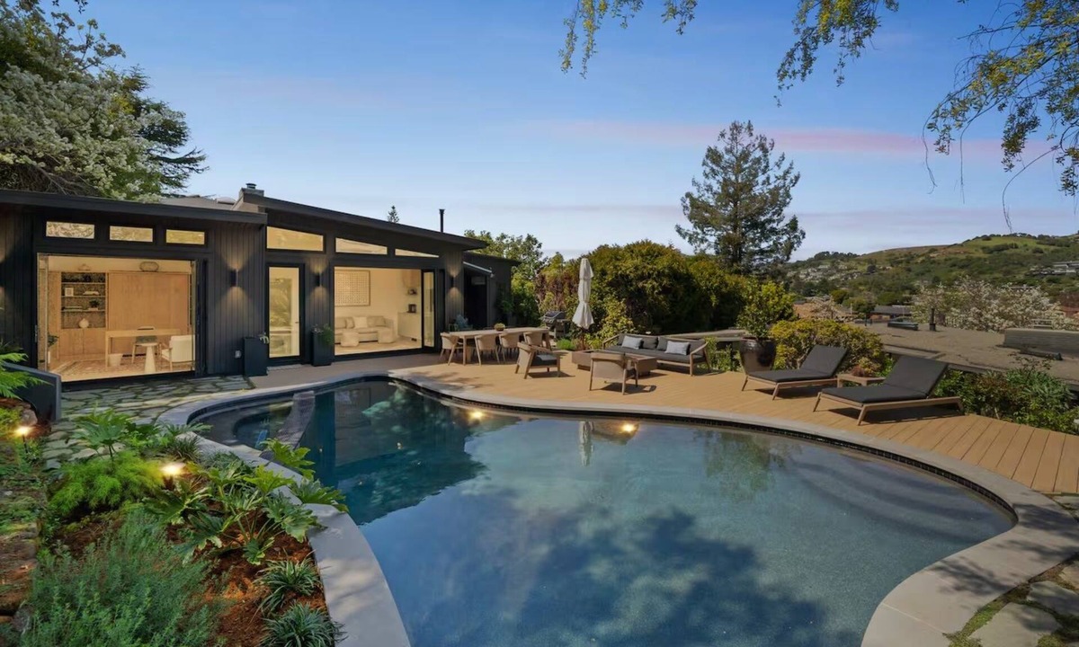 Belvedere Tiburon House | Updated Mid-Century Gem in Belvedere w/Pool