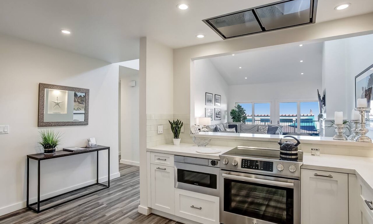 East Mesa Condo | Updated Penthouse! Steps from the sand at Leadbetter Beach, pool, spa, BBQ and more!