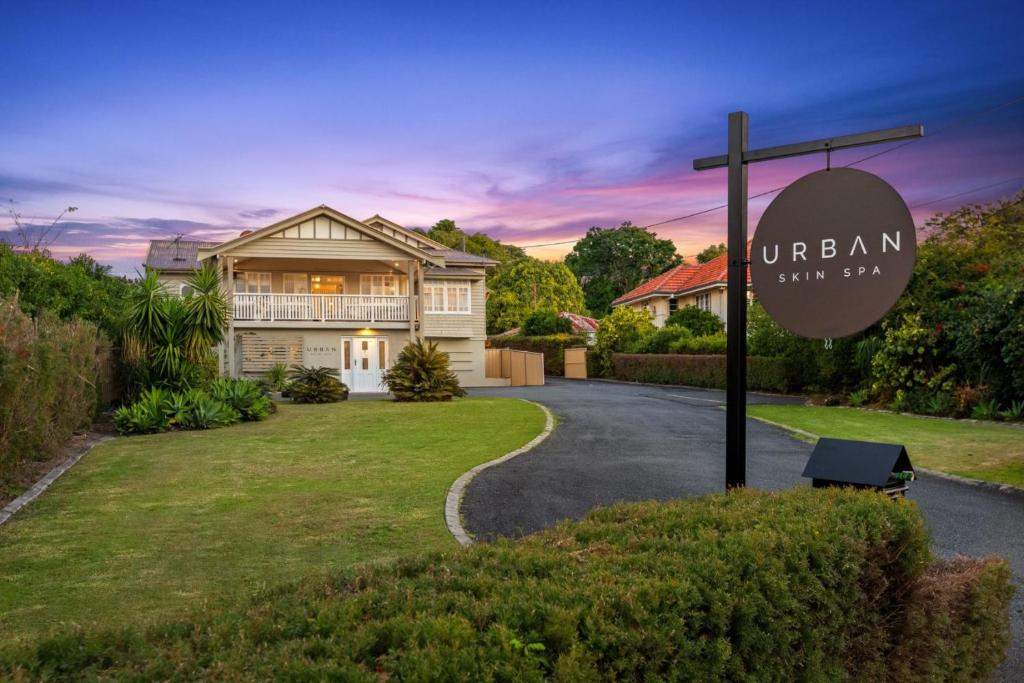 Newtown House | Urban Getaway Top Floor 4BR 4BA, AC, Sauna, Ipswich