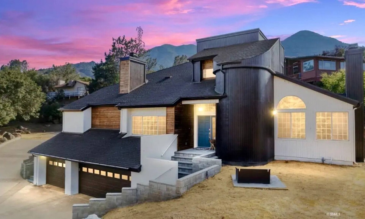 Kernville House | Valhalla House, Luxury Home, 1mi to Downtown, 4 BR, Game Room, Hot Tub, firepit
