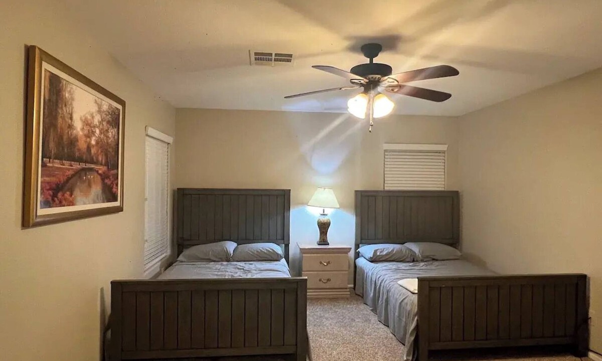 Sunrise Manor House | VEGAS DREAM HOME :6 BEDROOM ,7 BED+ 2 SOFA BEDS FOR ULTIMATE COMFORT