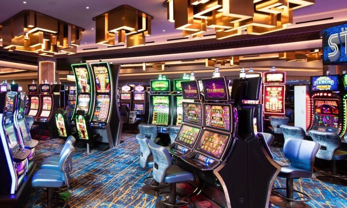 Gateway District House | Vegas Dreams! 2 Relaxing Suites, Rooftop Pool, Short Drive to The Neon Museum!