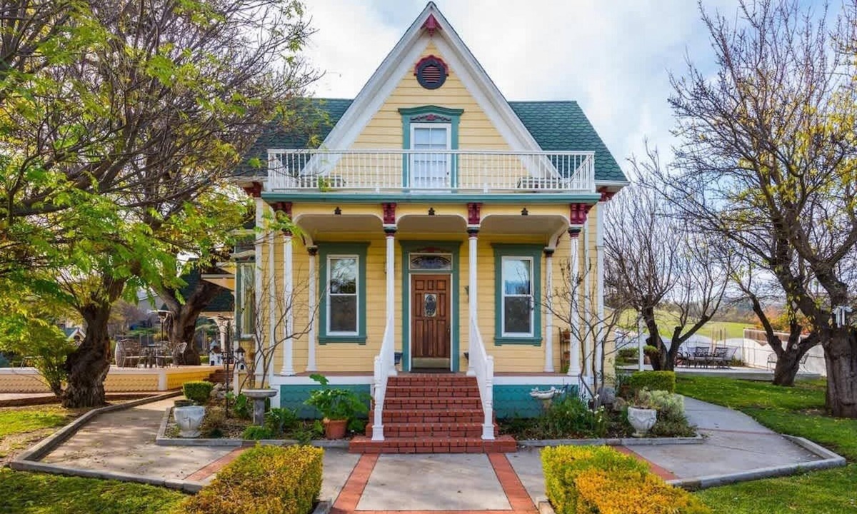 Paso Robles House | ViCTORIAN ViLLA-Hot Tub, Pool Table, Fabulous Yard