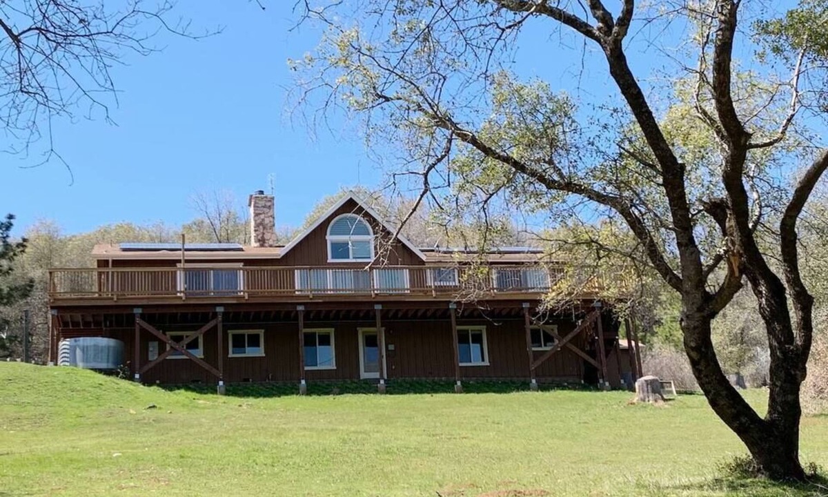 Mariposa House | Villa Alta Vista at Yosemite- Mtn Views, Game Room, Pool Table, Deck, Sleeps 10+