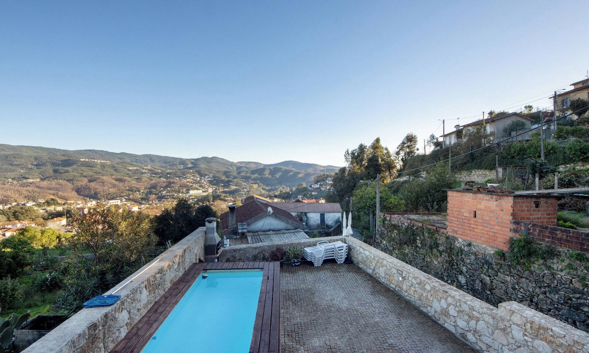 Pessegueiro do Vouga Villa | Villa 'Casa De Campo Com Vista A Montanha' with Mountain View and Air Conditioning