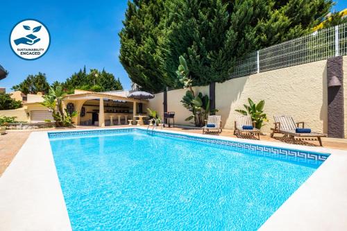 Montechoro Villa | Villa Crisandra - com piscina aquecível, em Albufeira