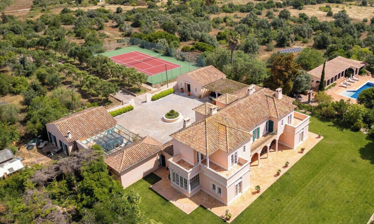 Colegio Villa | Villa Estrelicias, large swimming pool, tennis court, wooded park, near Lagos