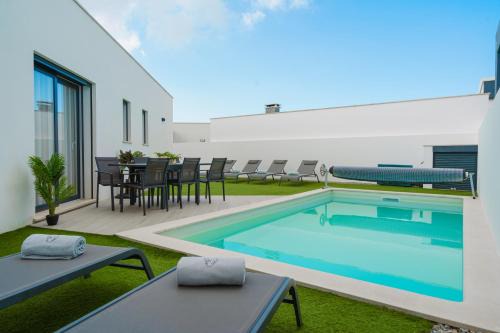 Atalaia Villa | Villa Lola luxury villa with private pool and jacuzzi