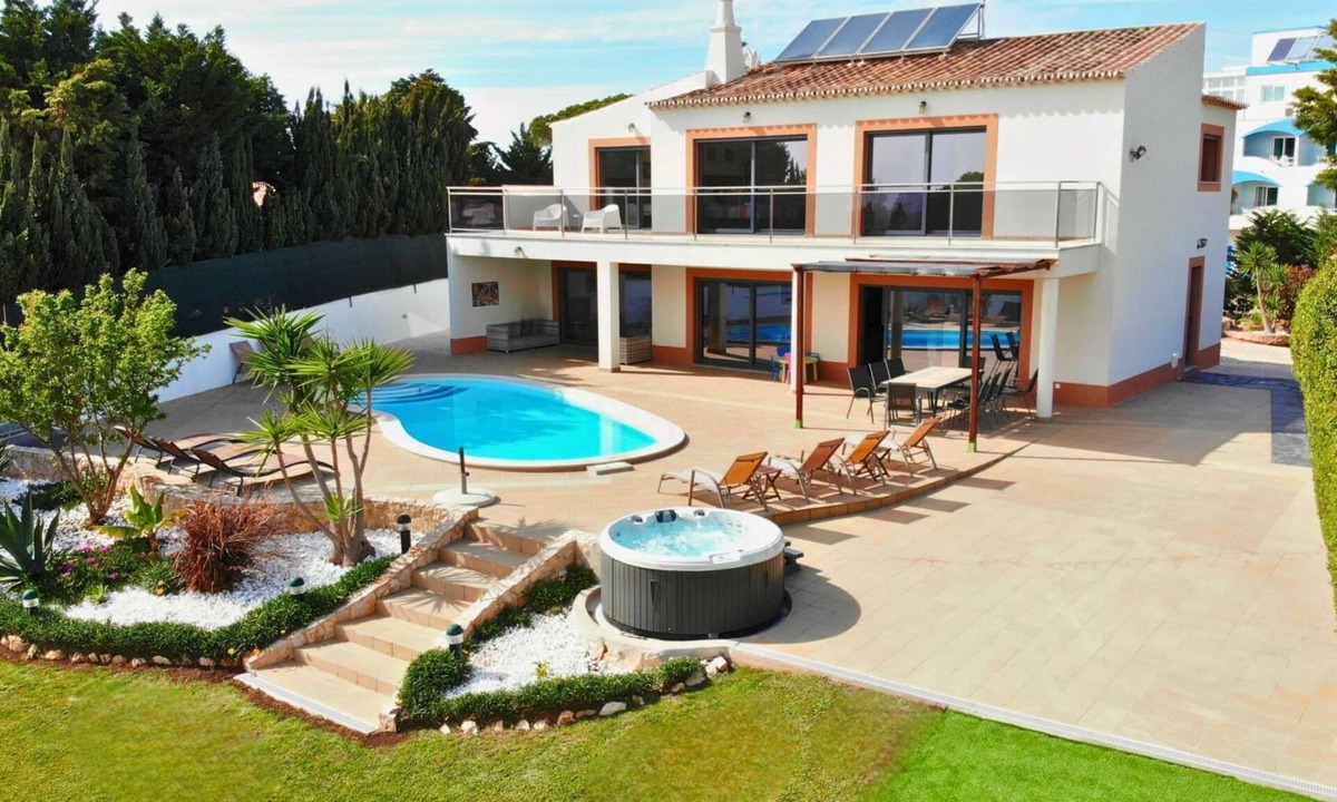 Olhos D'Agua Villa | Villa Margarida by Laranjal Rentals