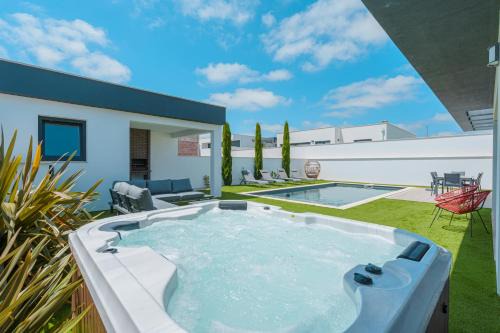 Atalaia Villa | Villa Mauricio with jacuzzi and private swimming pool