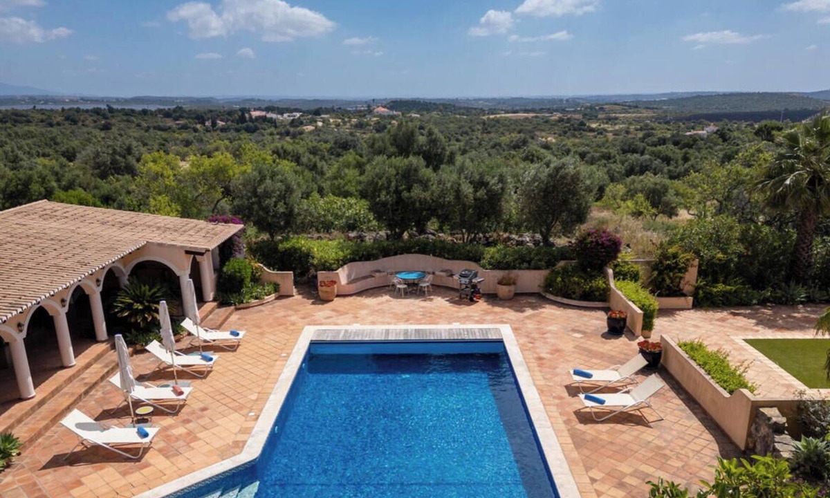Bensafrim Villa | Villa Monte Estrelicias with large swimming pool, private tennis court and wooded grounds.