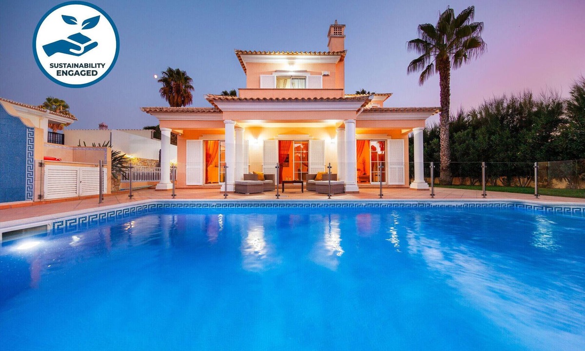 Almancil Villa | Villa w/private pool & BBQ in Varandas do Lago