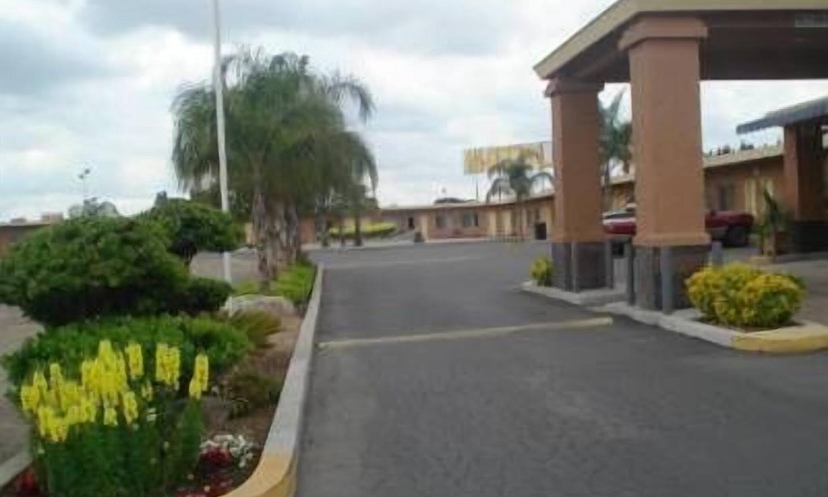 Tulare Hotel | Village Inn