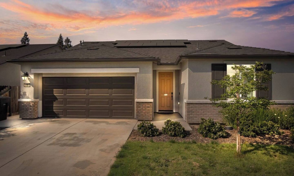 Visalia House | Visalia Modern Home - 3BD New Construction with Backyard Fire Pit