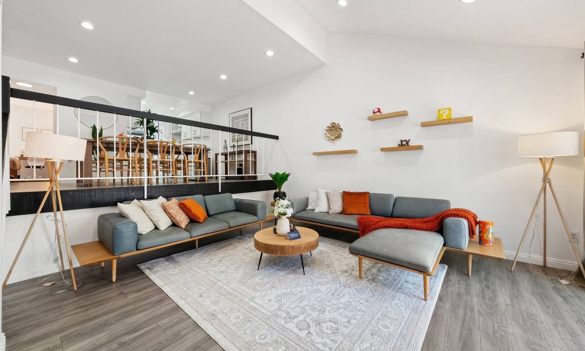 Arcadia House | Walk to Arcadia Mall Townhome4 Bed + Private Baths