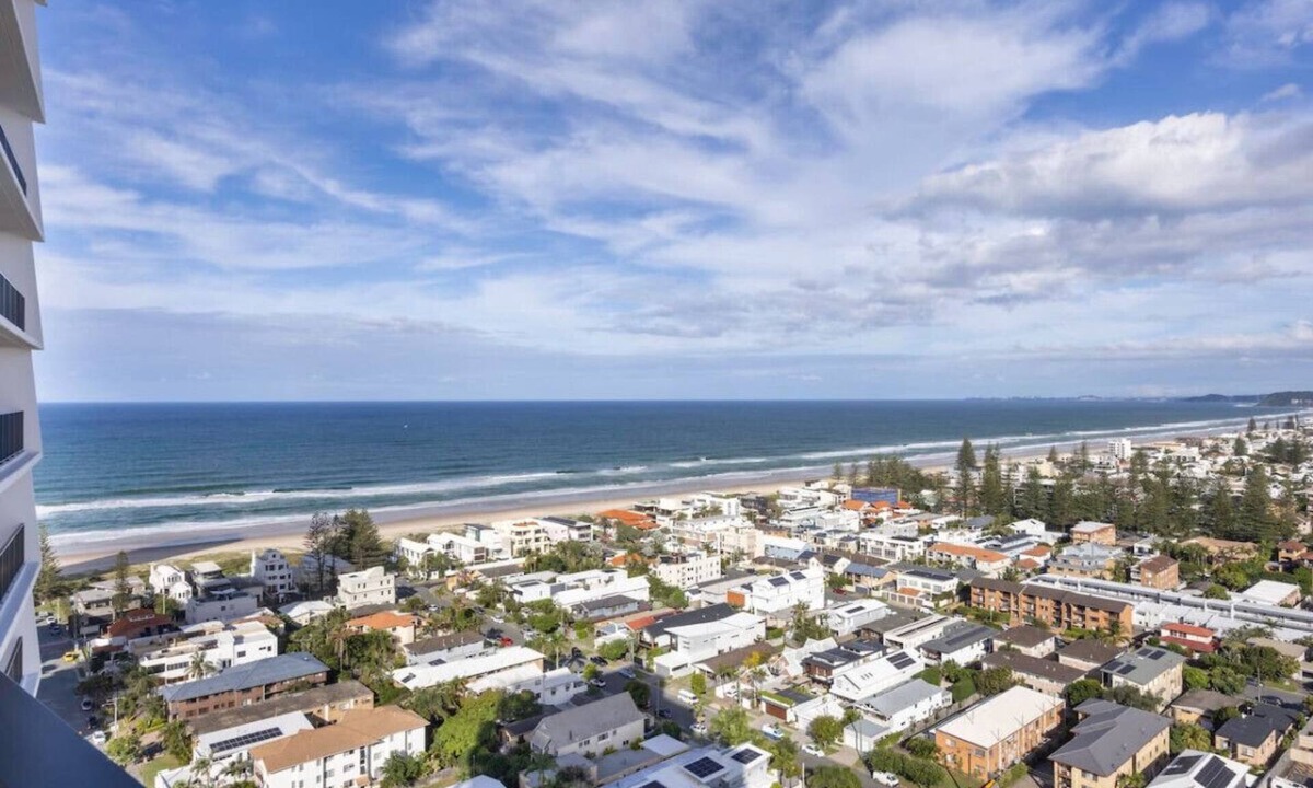 Mermaid Beach Apartment | Walk to beach/2BR Apt/Pool & Gym/Free Carpark