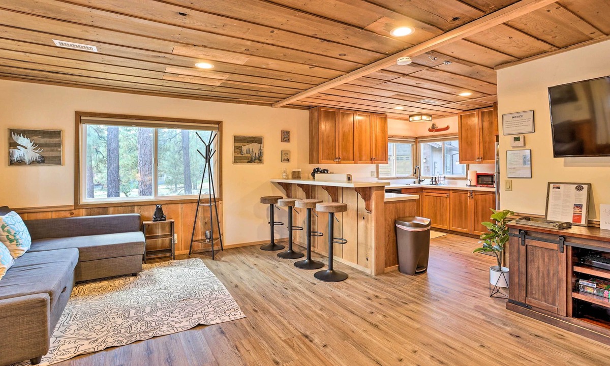 Big Bear Lake Cottage | Walk to Big Bear Lake: Cozy Cabin w/Deck