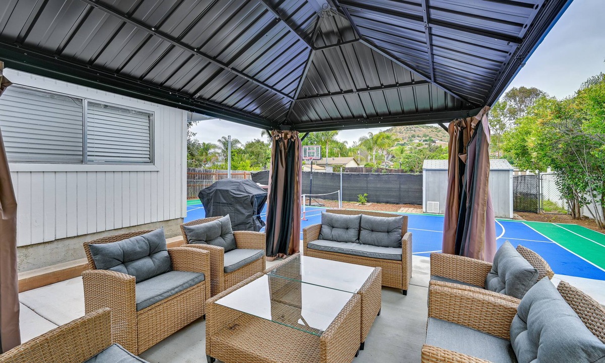 Old Poway House | Walk to Poway Farmers' Market: Family Retreat!
