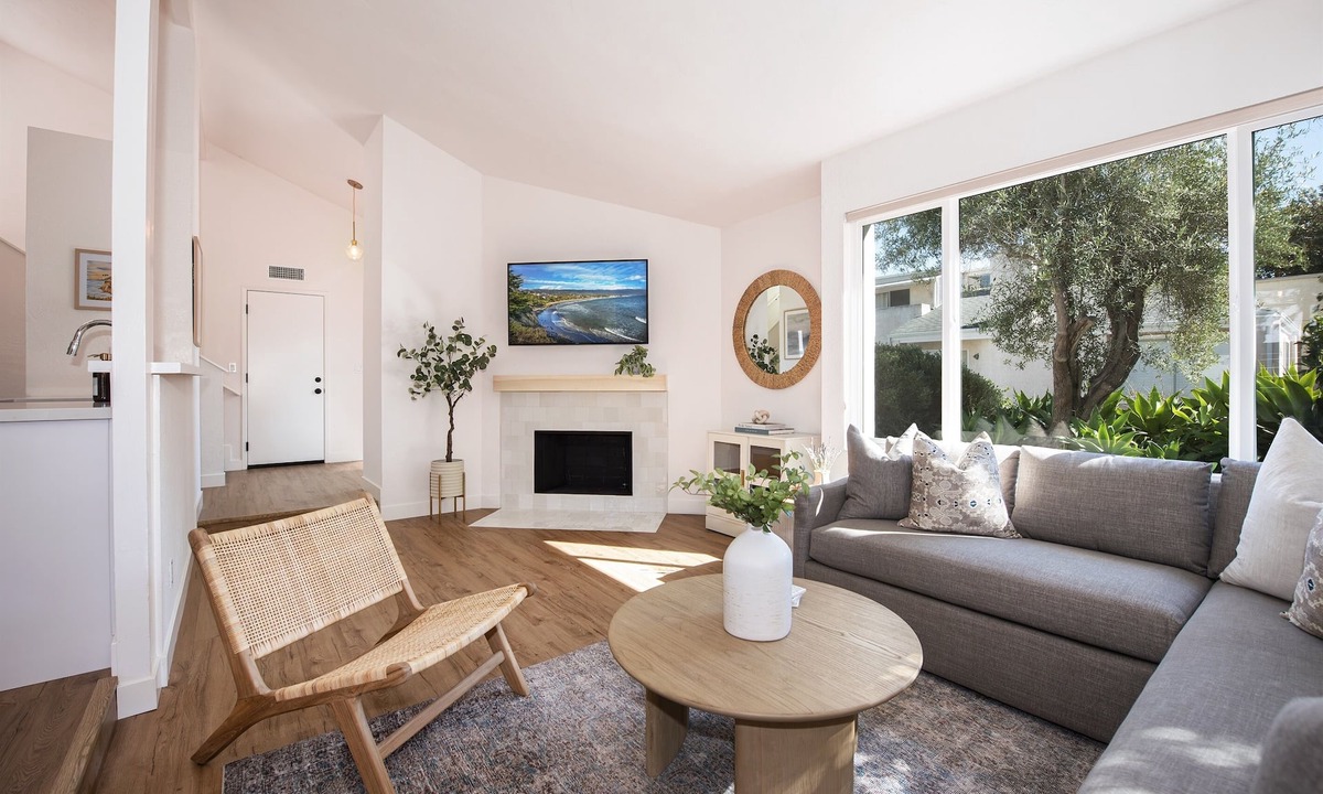 East Mesa House | Walk to the beach! Newly remodeled Townhome