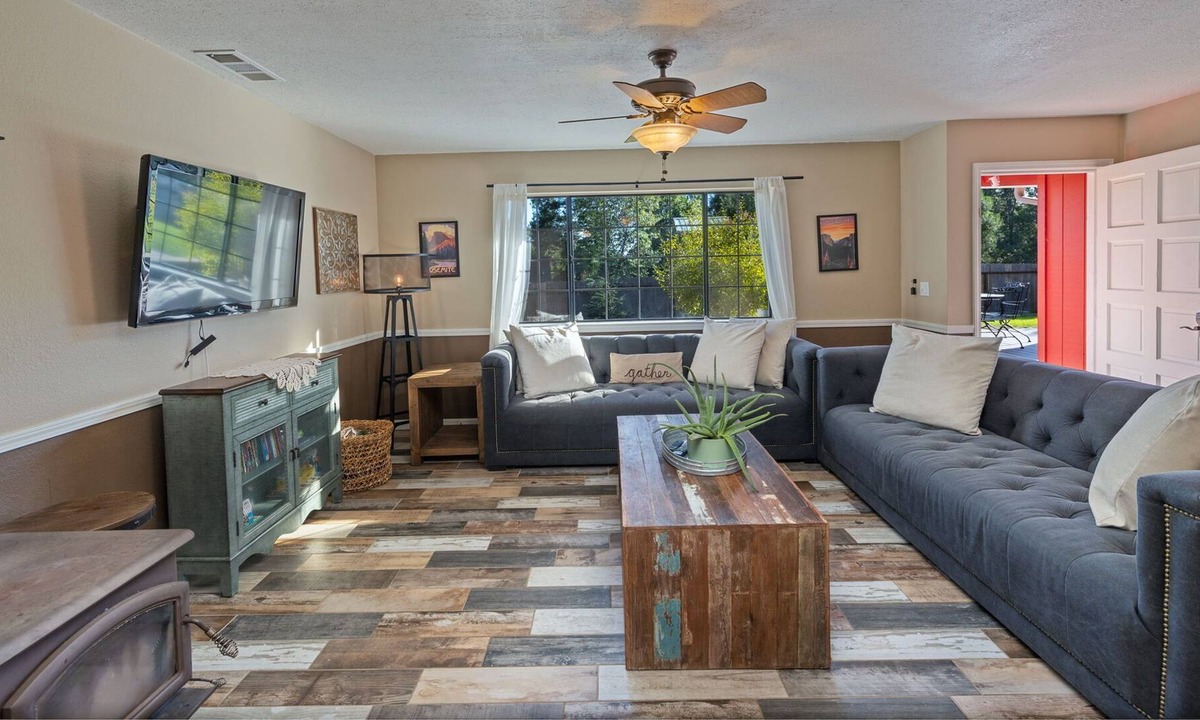 Cascadel Woods House | Walking distance to Whiskey Falls, whole house generator, fire pit, BBQ
