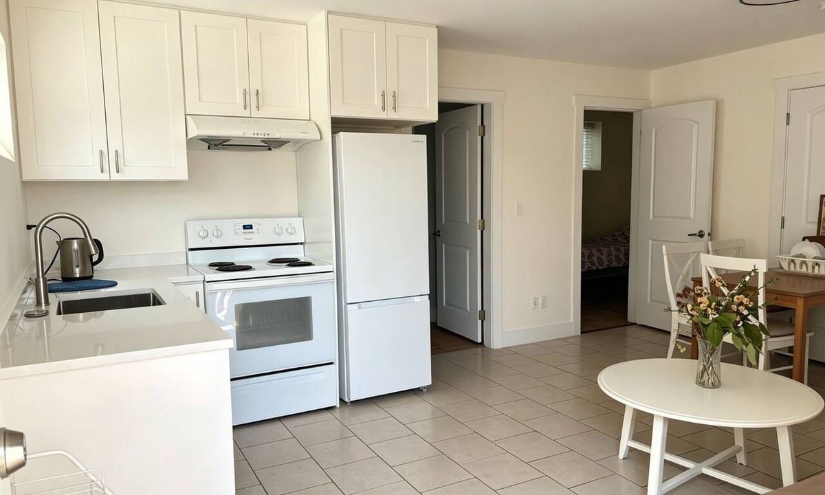Sunset House | ✨ Warm & Cozy 2BR Designer Retreat in Vancouver | Free Parking | Private Entry