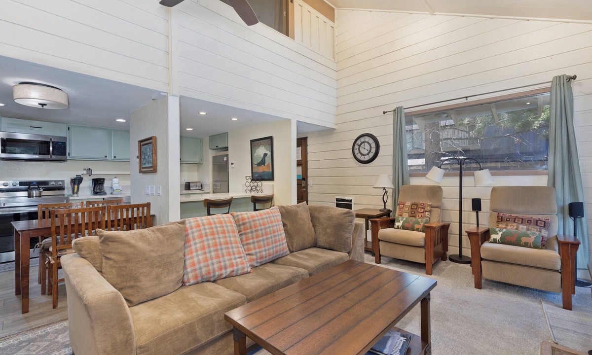 Mammoth Lakes Condo | Warm & Inviting Mountain Retreat/Family Friendly/Near Lakes, Trails & Dining