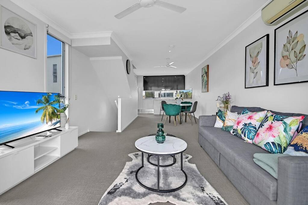 Carrara Apartment | Water View Modern Three-level Townhouse in Carrara