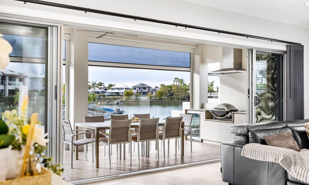 Helensvale House | Waterfront Lifestyle Holiday5B House nearThemePark